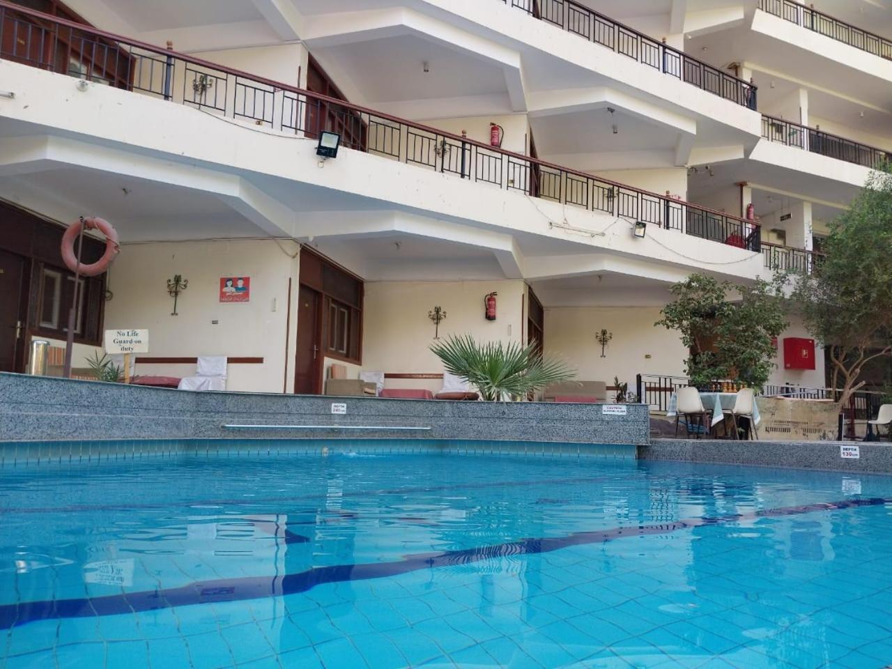 Rezeiky Hotel&Camp Luxor Exterior foto