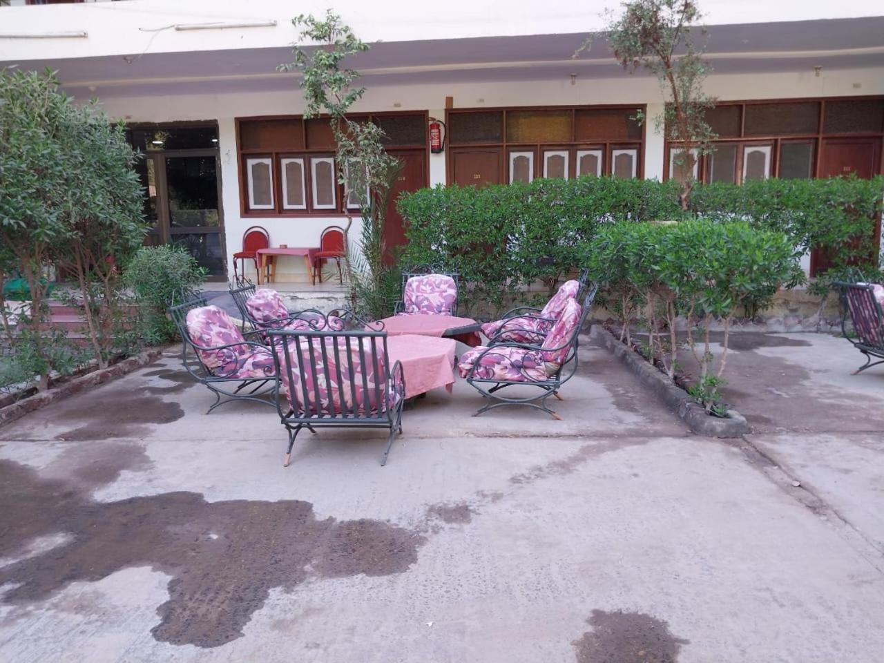 Rezeiky Hotel&Camp Luxor Exterior foto