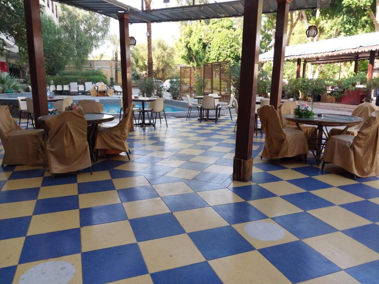 Rezeiky Hotel&Camp Luxor Exterior foto
