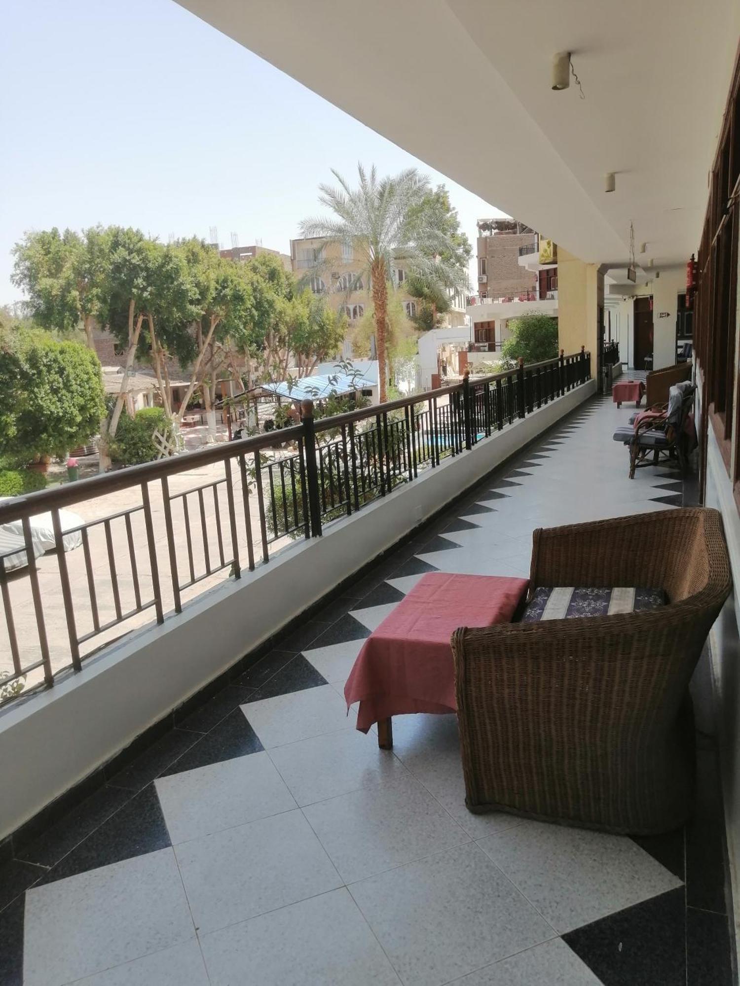 Rezeiky Hotel&Camp Luxor Exterior foto
